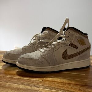 Nike Air Jordan Mid-Top in Cream and Brown